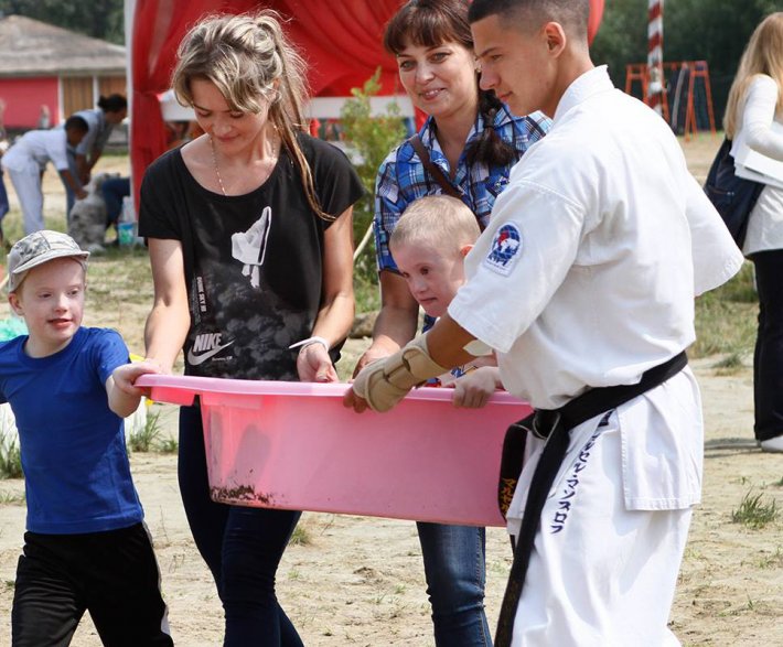 Спортивный праздник на Шарташе познакомил детей-инвалидов и тьюторов