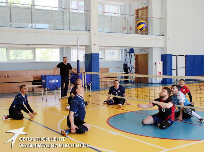 Чемпионы международного турнира по волейболу сидя тренируются в Областном центре реабилитации инвалидов