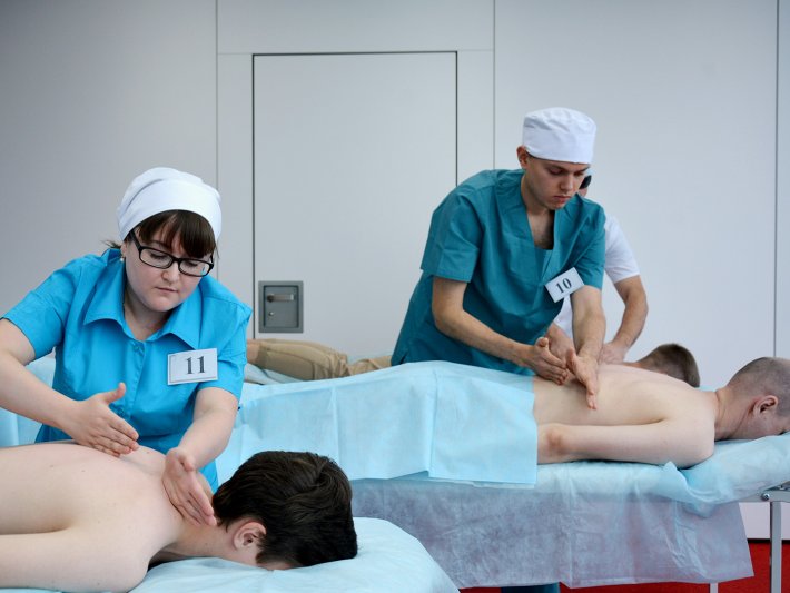 Медсестра по массажу Ирина Кораблева демонстрировала свои профессиональные навыки в конкурсе «Абилимпикс»