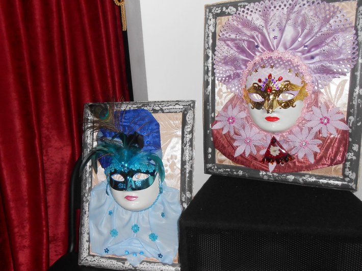 Венецианские маски украсили комнату отдыха Центра