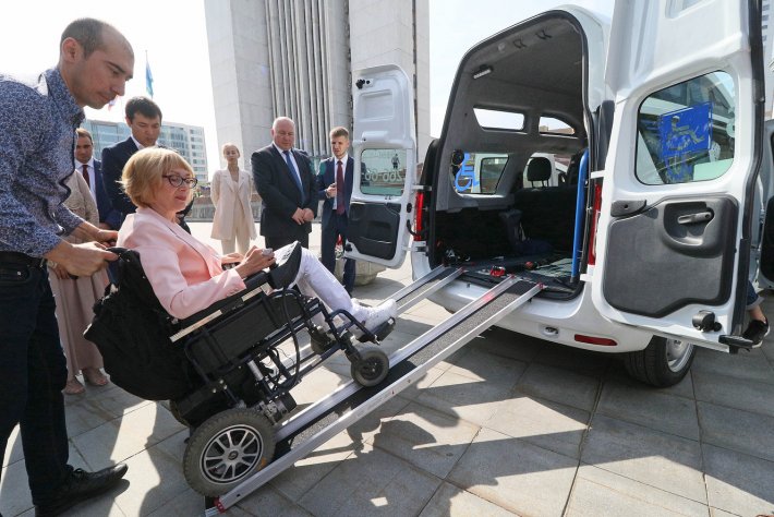 В Свердловской области появились машины-такси для инвалидов-колясочников