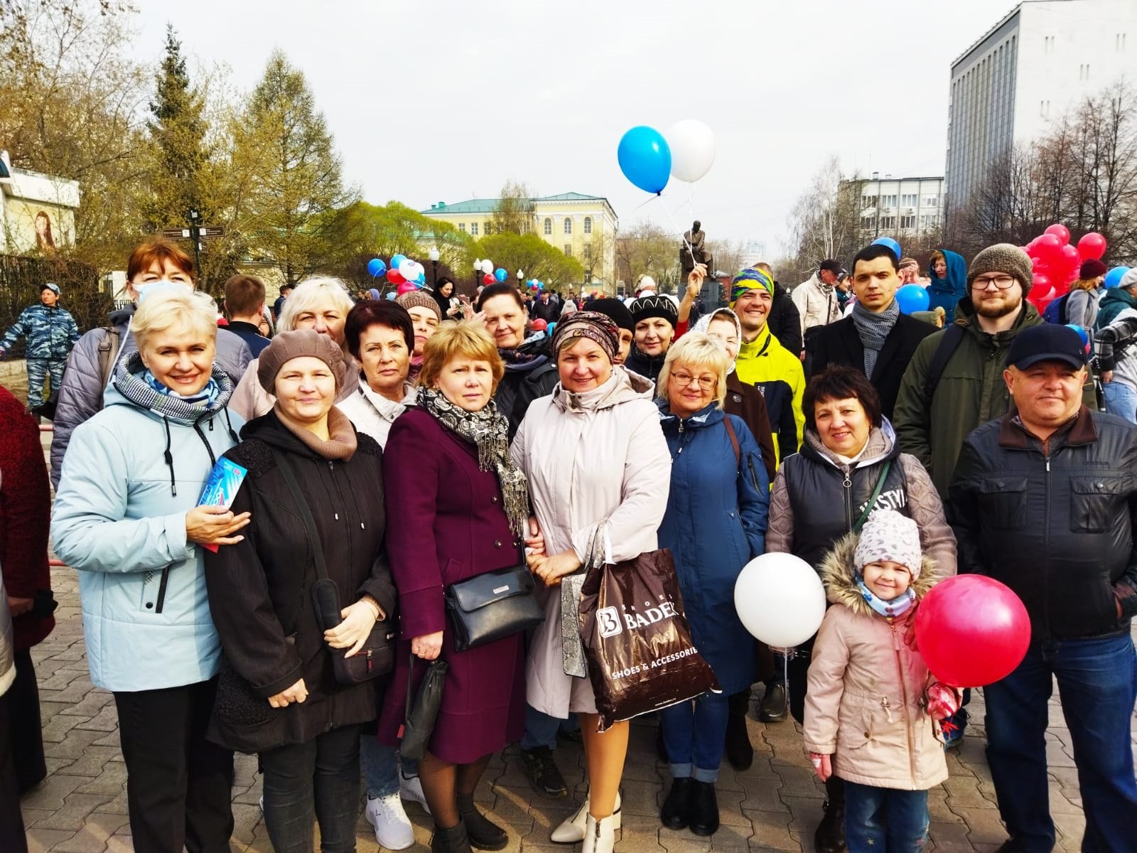 Сотрудники областного центра реабилитации инвалидов отметили праздник весны и труда