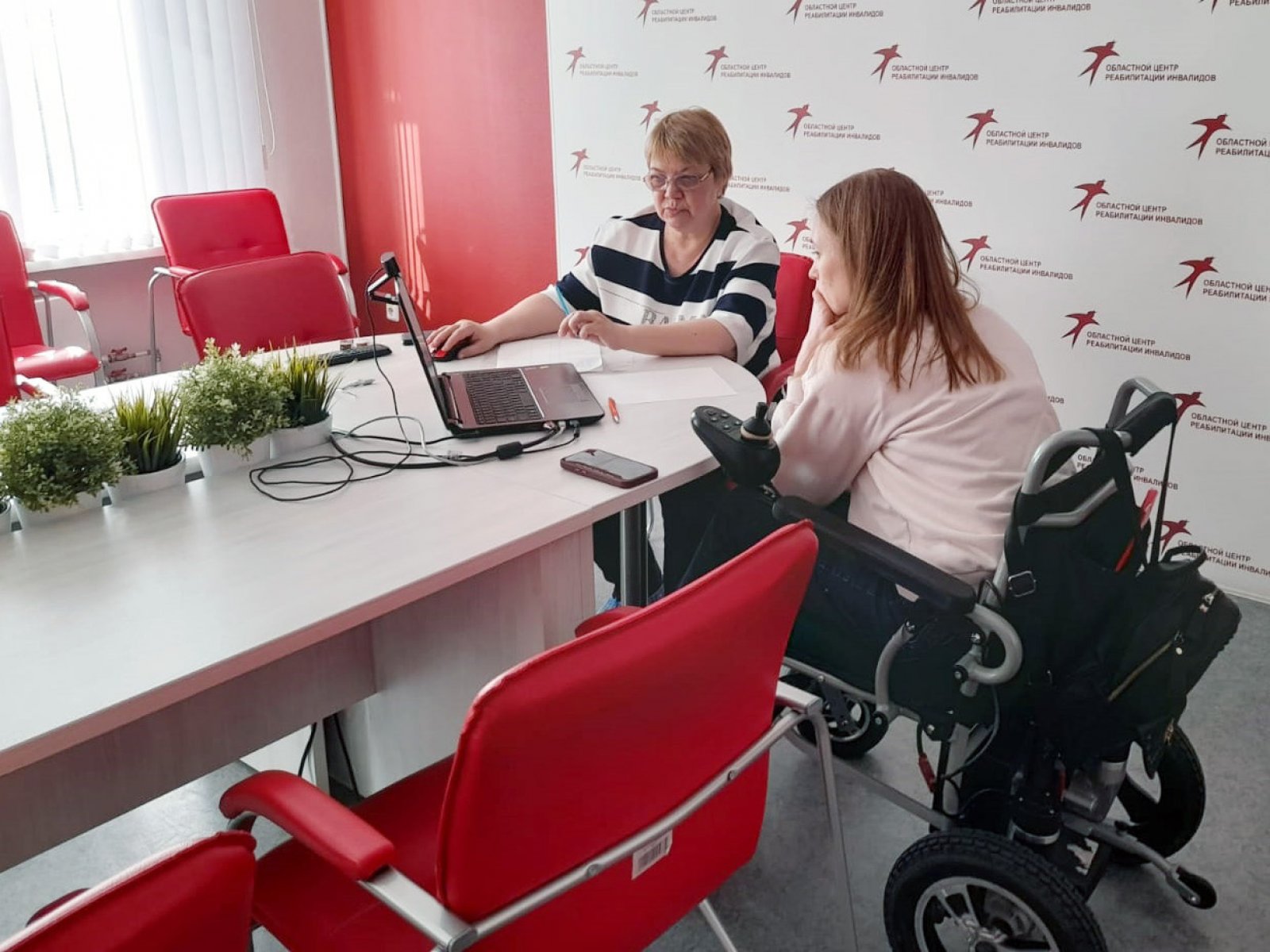 Специалисты Центра занятости консультируют клиентов Областного центра реабилитации инвалидов